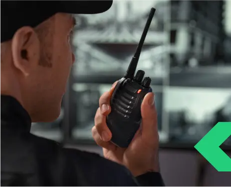 Mujer ejecutiva sonriendo mientras habla con alguien por teléfono