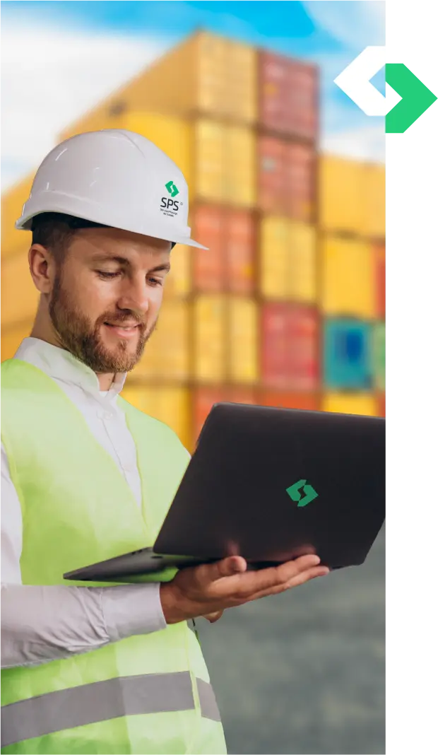 Empleado de Servicios Procargo del Sureste parado en un patio viendo una laptop